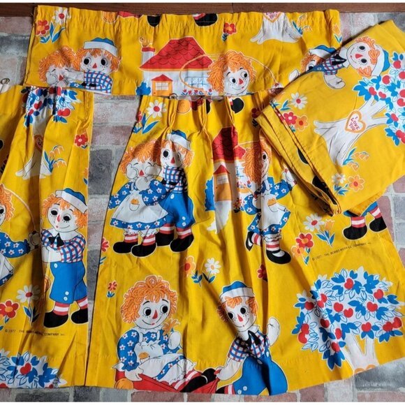 Raggedy Ann and Andy Bobbs Merrill 1977 Curtain and Valance and Flat Sheet Set - Picture 1 of 7